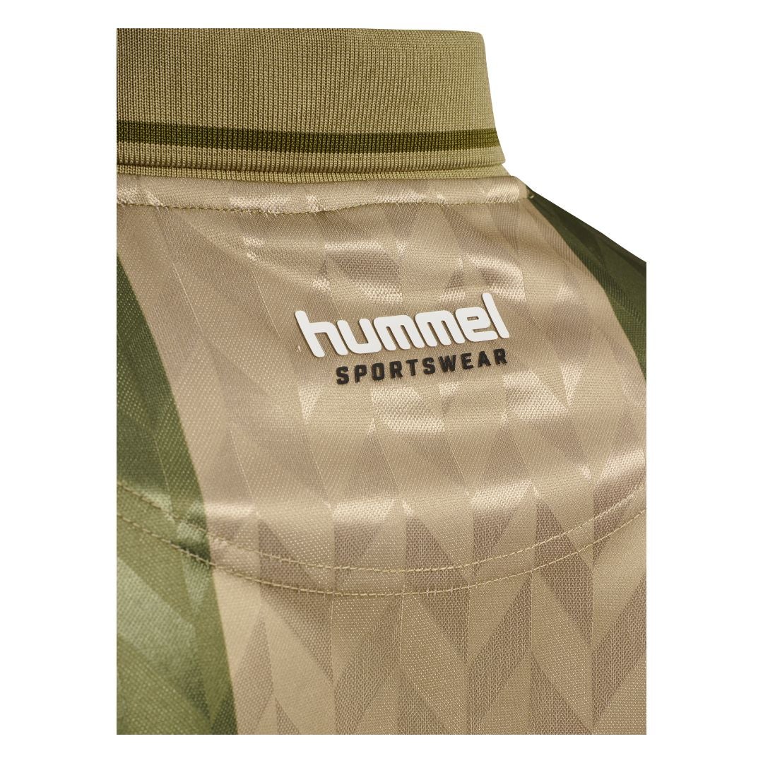 Camiseta Viaje Hummel Hombre Beige/Verde Doble B Blanca - Image 8