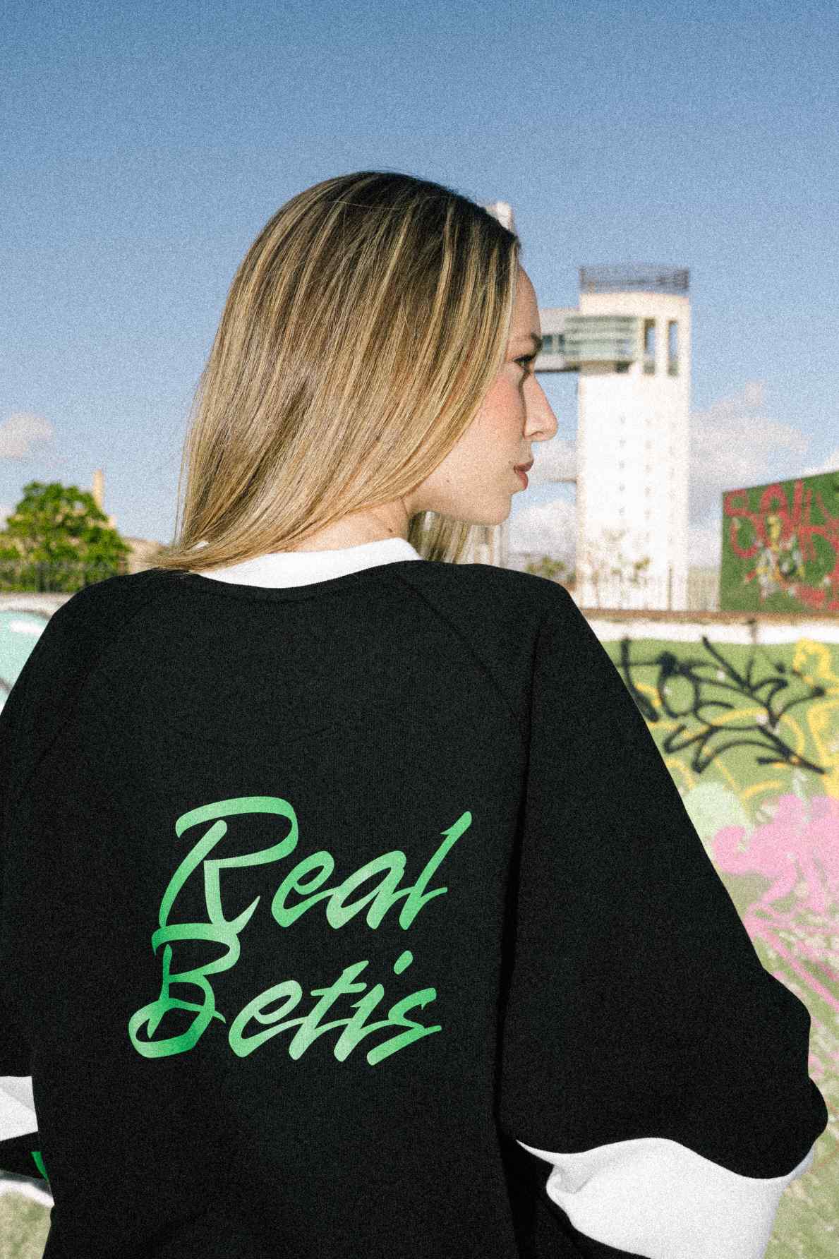 Sudadera Real Betis Oversize Negra - Image 4